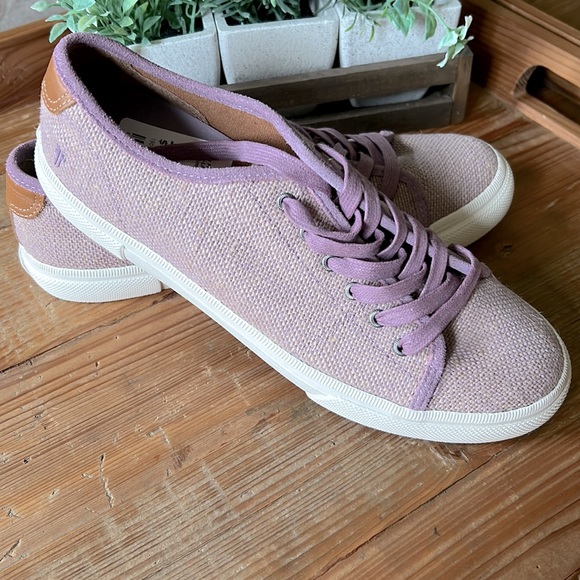 NWT Frye Gia Canvas Low Lace Sneakers in Lilac. Size 8.5 - Picture 3 of 5